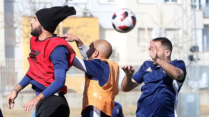 Samu Ayala, Quirós y Chata saltan por un balón bombeado en un entrenamiento en La Granja.