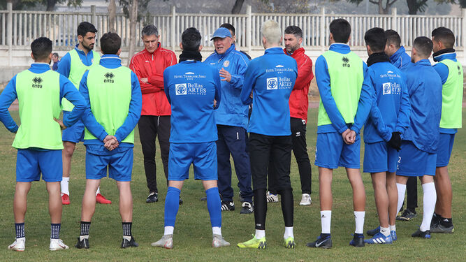 García Tébar, dando instrucciones a los futbolistas del Xerez DFC en un entrenamiento.