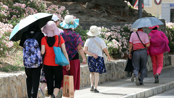 Turistas japonesas pasean por la zona de El Mamelón.