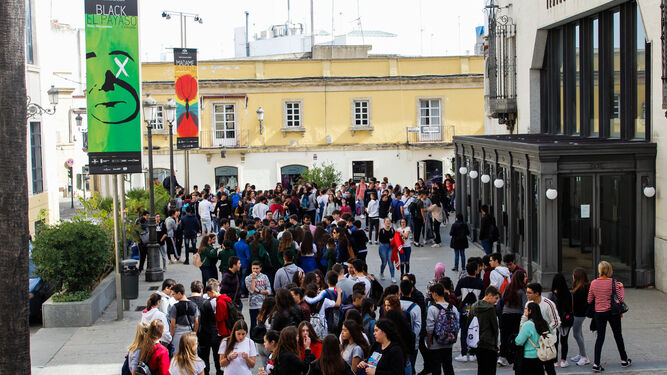 Estudiantes frente al Teatro Villamarta esperando que se abran las puertas.