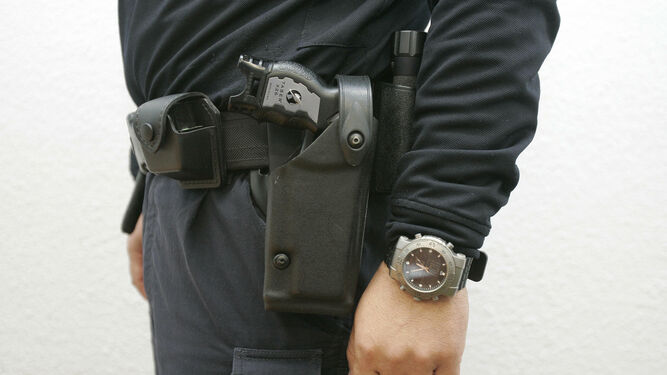 Un agente uniformado con una pistola taser.