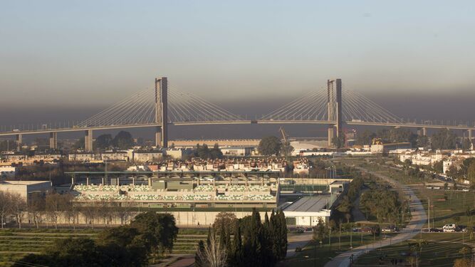 Nube de contaminación sobre el cielo de Sevilla.