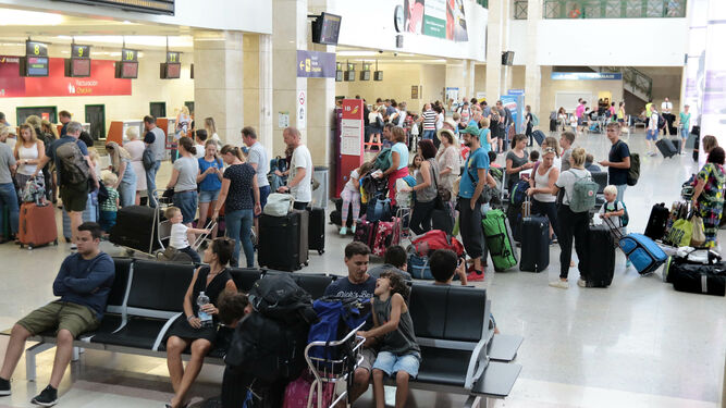 Colas en la facturación de equipajes durante el verano en el aeropuerto de Jerez.