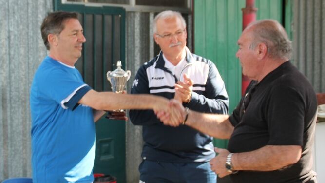 Cala, veterano del Guadalcacín, recibió el trofeo al mejor jugador del partido.