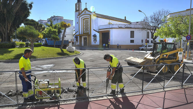 Operarios trabajan en las inmediaciones de la parroquia de Santa Ana, en La PLata.