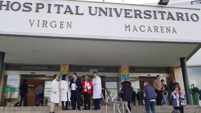 Responsables sanitarios este lunes en el acceso al Hospital Virgen Macarena de Sevilla.