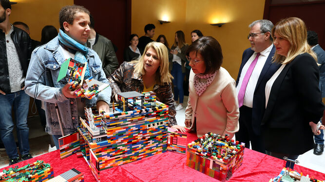 El joven Manuel Sánchez muestra algunas de sus maquetas de Lego.