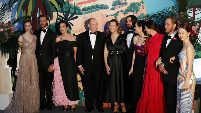 Los Grimaldi, con Carolina y el príncipe Alberto y Carole Bouquet en el centro.