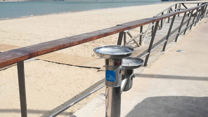 El Ayuntamiento ha instalado tres fuentes de agua potable en el Paseo Marítimo.