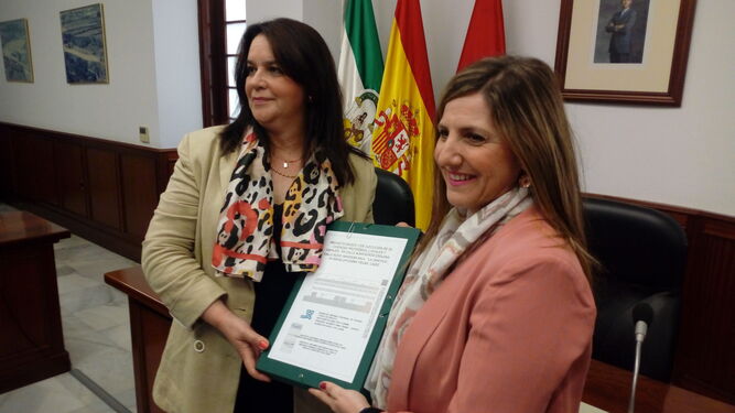 La presidenta, Irene García ha entregado a la alcaldesa, Amalia Romero, el proyecto para 20 viviendas