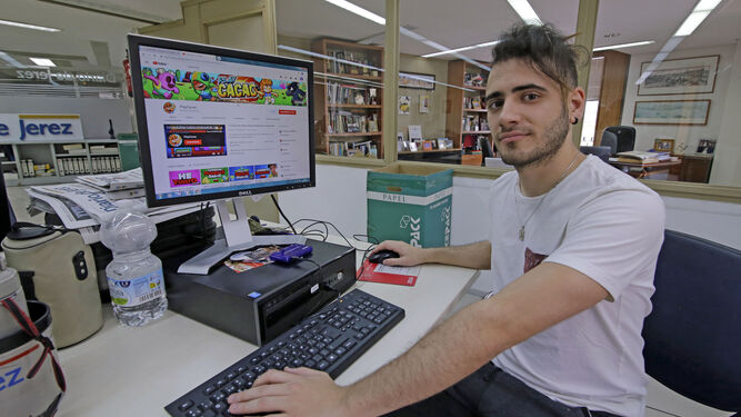 Pedro Antonio Ferrer, ‘PlayCacao’, con la portada de uno de sus canales de Youtube, en ‘Diario de Jerez’.