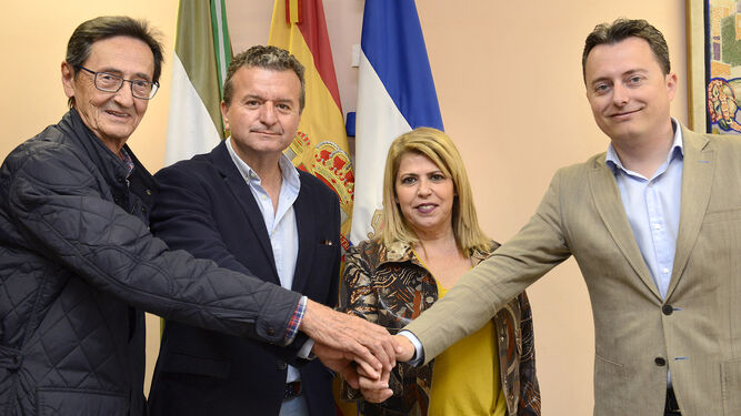 Antonio Rosado, Javier Galán, Mamen Sánchez y Santiago Galván estrechan las manos tras firmar el acuerdo.