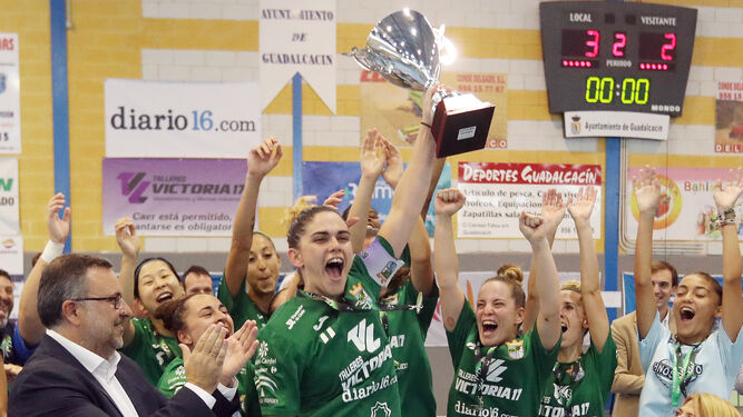 Lorena levanta la Copa de campeonas de Andalucía.