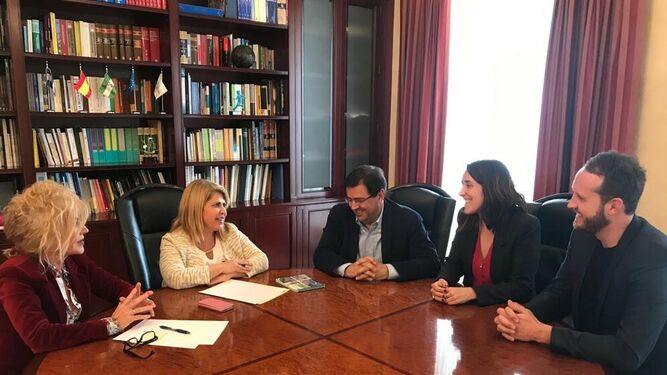 Reunión de la alcaldesa, Mamen Sánchez, con el director general en España de EasyJet, Javier Gándara, y otros miembros de la compañía.