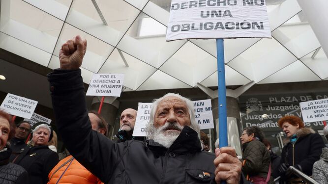 Manifestantes de Derecho a Morir Dignamente protestan en los juzgados de plaza de Castilla (Madrid).