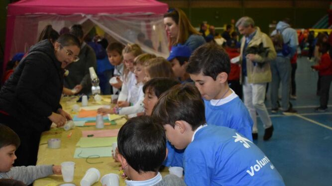 Voluntarios y niños participan en uno de los talleres organizados por Caixabank.