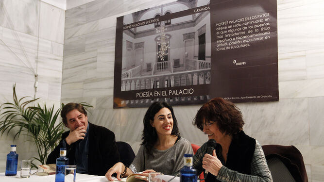 Raquel Lanseros (c), durante un acto de presentación de un libro.