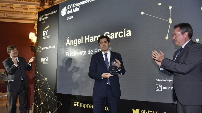 Ángel Haro recibiendo el premio a emprendedor del año 2018