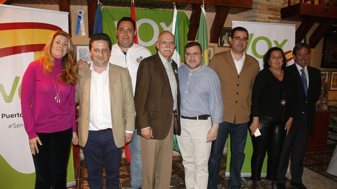 Los candidatos de Vox, con el coordinador provincial en el acto celebrado hoy en El Cortijo.