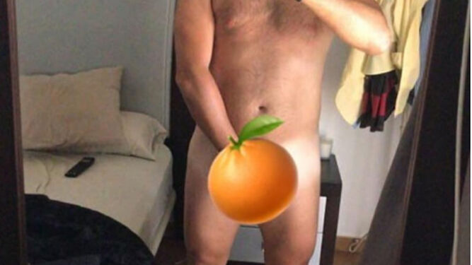 Candidato de Ciudadanos comparte una foto semidesnudo con una naranja.