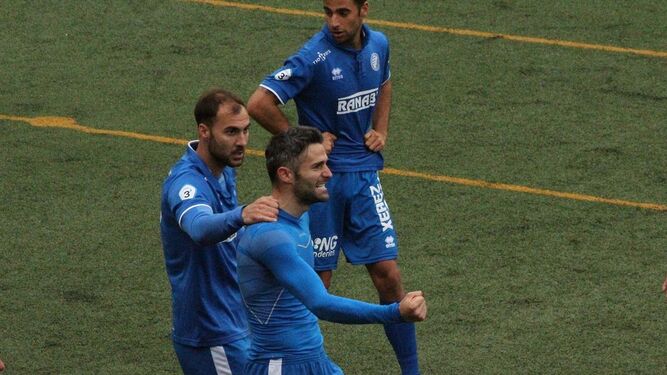 Juan Gómez celebra su gol en Espiel junto a Tamayo.