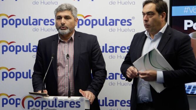 Juan José Cortés y Rafael Amor, en rueda de prensa hoy en la sede del PP.