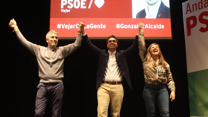 Antonio González alza los brazos junto a Grande-Marlaska e Irene García.