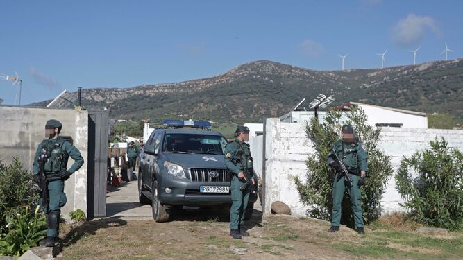 Varios guardias civiles montan guardia ante una de las fincas registradas ayer en Tarifa.