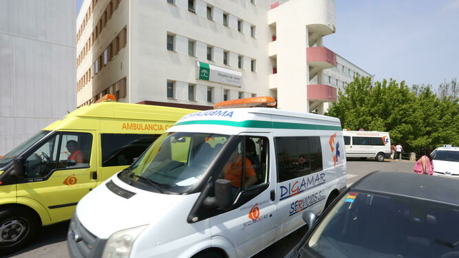 Ambulancias junto a la entrada del hospital.