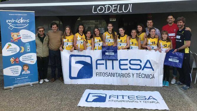 Las jugadoras del Marianistas, tras proclamarse campeonas provinciales, disputan el Andaluz infantil en Chiclana.