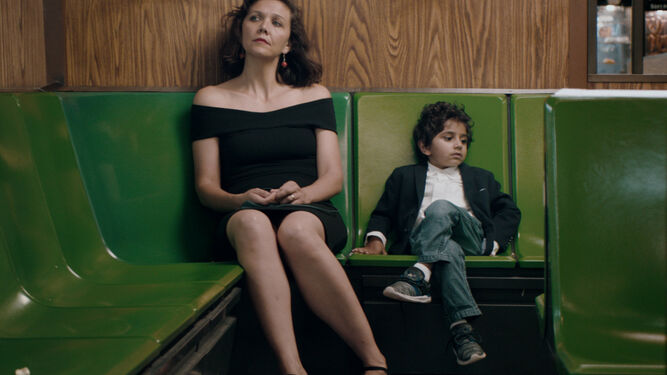 Maggie Gyllenghaal y el niño Parker Sevak en una imagen de 'La profesora de parvulario'.