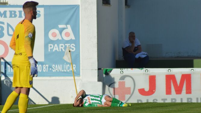 Alberto García se duele en el suelo en una acción por la que tuvo que salir lesionado.