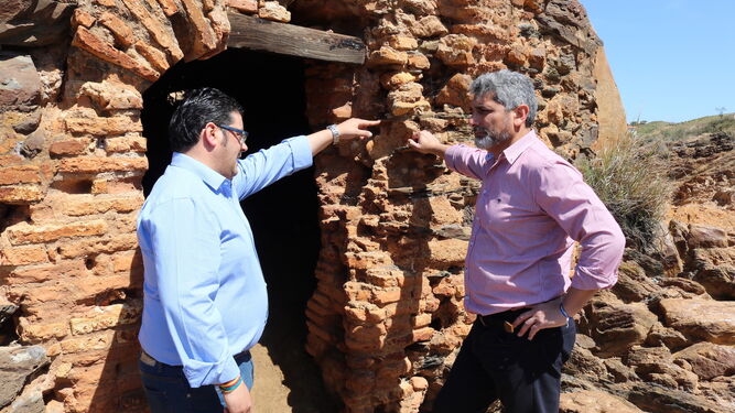 Cortés visitó ayer un antiguo molino harinero ubicado a los pies del puente de Gadea en Villarrasa.