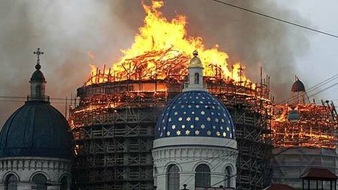 Desplome de una torre de la Catedral de San Petersburgo.