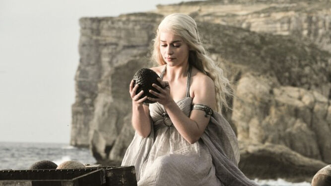 Daenerys Targaryen, uno de los personajes de la serie 'Juego de Tronos', junto a uno de sus dragones.