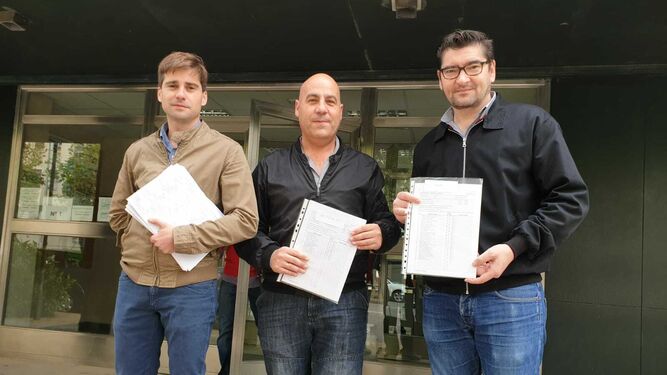 Alberto Pozo, Jerónimo Gámez e Israel Pérez tras registrar los nombres de los candidatos.
