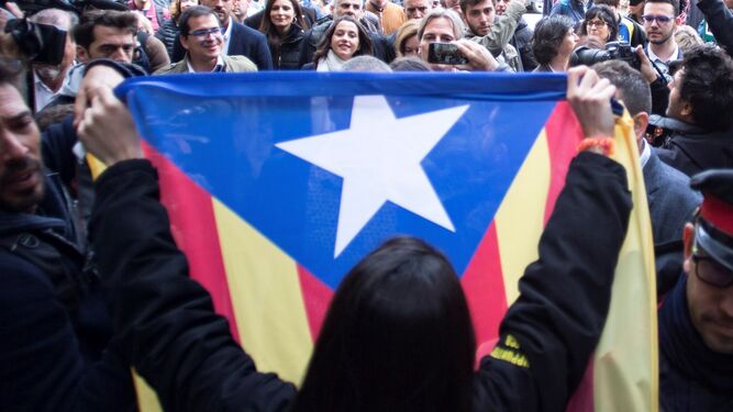 Inés Arrimadas sonríe ante una de las manifestantes que protestó ayer por su presencia en la localidad barcelonesa de Vic.