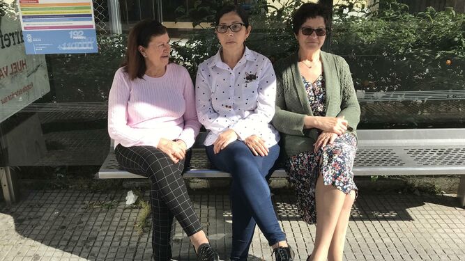 Rosario, Antonia y Florentina mantienen un entretenido debate mientras esperan el autobús.