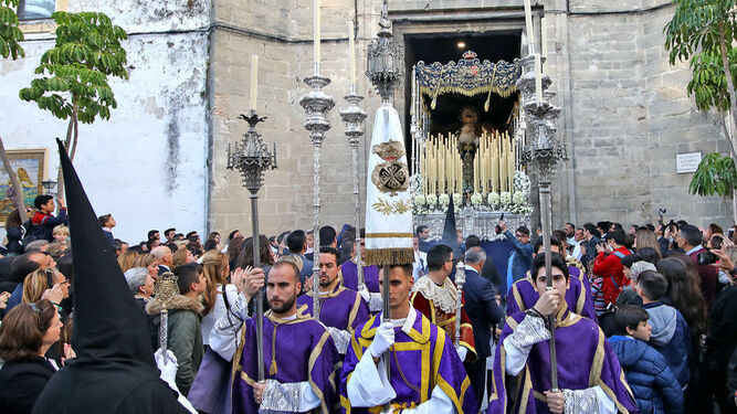 Nuestra Señora de la Confortación saliendo de Santo Domingo.