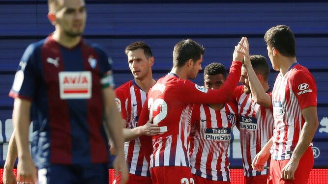 Los jugadores del Atlético felicitan a Lemar tras su tanto.