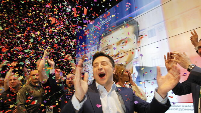 Vladimir Zelenski celebra el holgado triunfo sobre Poroshenko en la segunda vuelta de las elecciones presidenciales en Ucrania.
