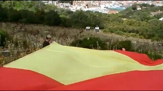 La bandera de España que Vox desplegó en Gibraltar.