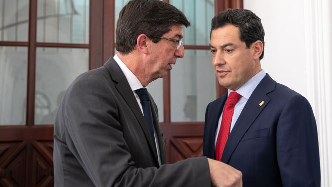El vicepresidente y el presidente de la Junta, Juan Marín y Juanma Moreno, charlan en San Telmo.