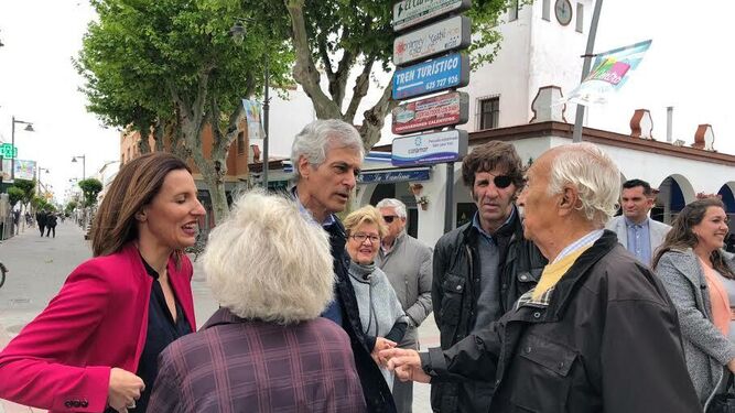 Adolfo Suárez Illana saluda a unos vecinos ayer en Chipiona, en presencia del torero Juan José Padilla.