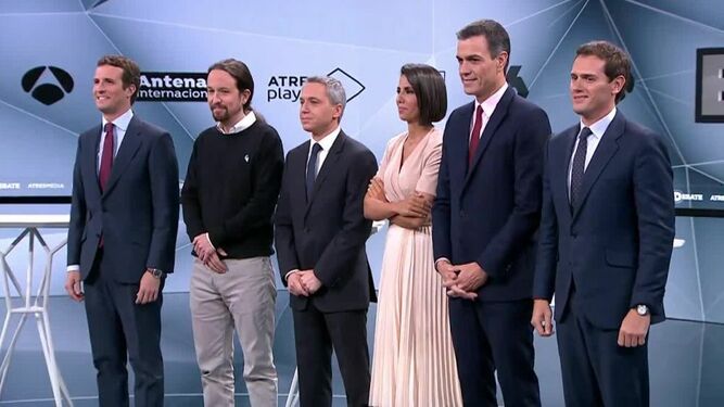 Los cuatro candidatos y los conductores del debate de este martes en Antena 3 y La Sexta
