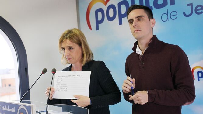 Almudena Martínez, junto a Jaime Espinar, este miércoles en la sede del PP.