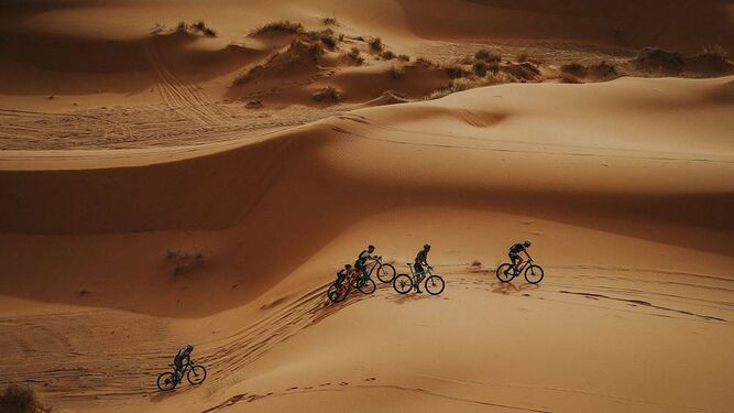 La Titan Desert recorre el desierto de Marruecos en BTT.