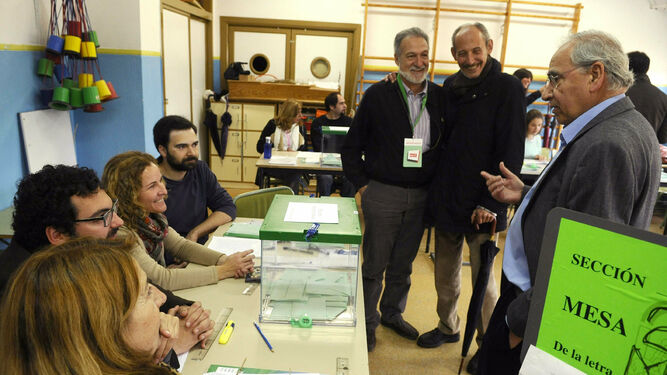 El ex vicepresidente del Gobierno Alfonso Guerra  en un colegio sevillano ejercidendo su derecho al voto en las elecciones autonómicas andaluzas de 2015.