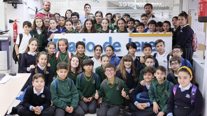 Alumnos del colegio San José con sus profesores en Diario de Jerez.