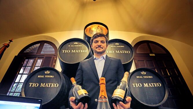 Guillaume Mignon, director comercial de Charles Mignon, con los champagnes que Grupo Estévez comercializa en el mercado español.